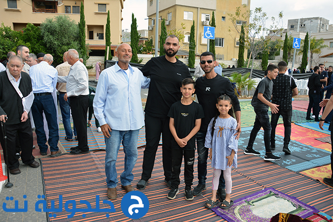 اهالي جلجولية يؤدون صلاة عيد الاضحى في ساحة مسجد الروضة في جلجولية 